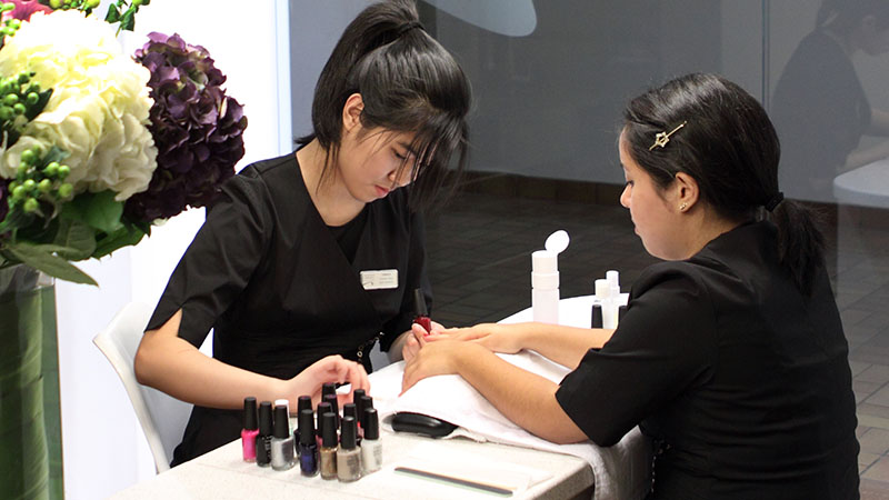 Nail technicians students bein trained