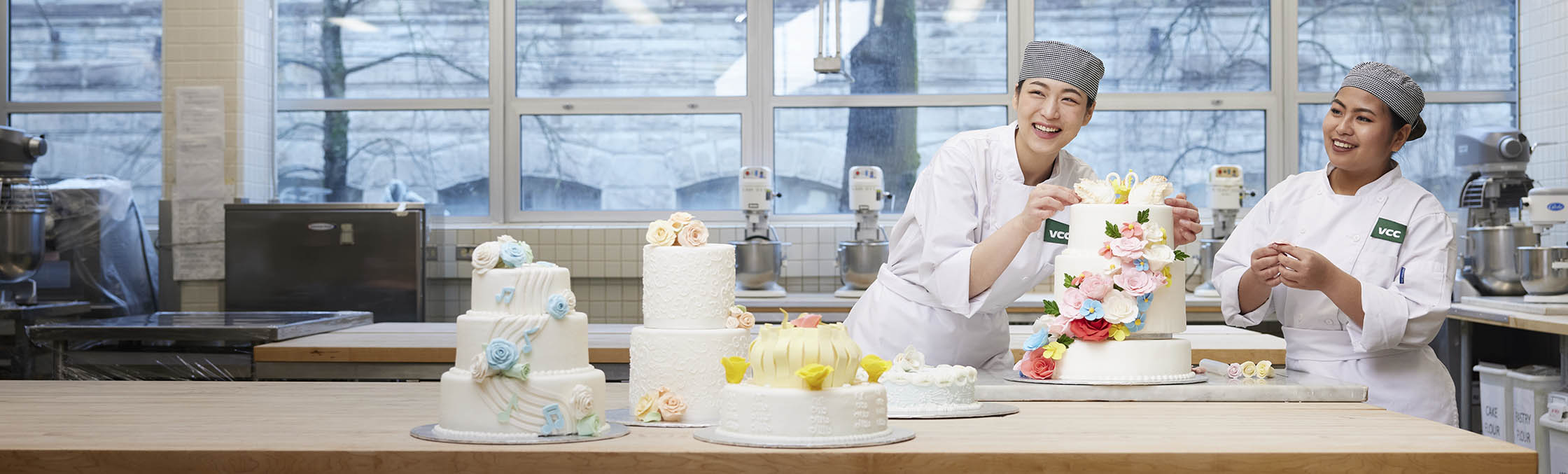 baking students decorating wedding cakes